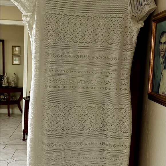 Banana Republic Cream crochet lace dress , lined , size Medium, gently loved - Picture 2 of 13